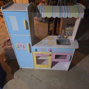 Children's toy kitchen